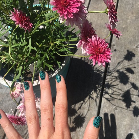 Meet your Posher, Rach & Kae - Picture 2 of 3